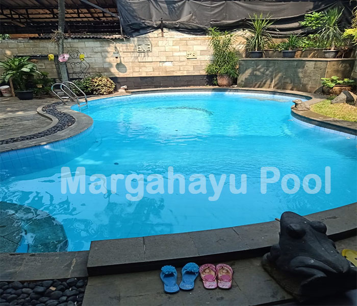 Kolam Renang Berwarna Hijau Setelah Dibersihkan Menggunakan Jasa Margahayu Pool