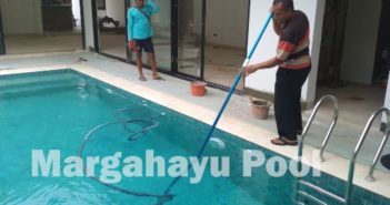 Jasa Perawatan Kolam Renang di Bandung jasa penjernihan kolam renang di cibiru bandung yang dilakukan oleh team margahayu pool