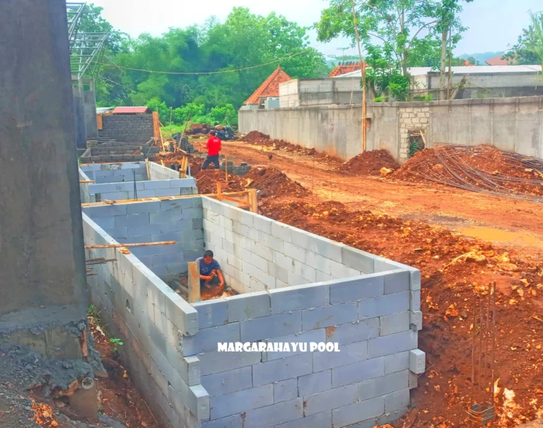 Menentukan-lokasi-pembuatan-kolam-renang