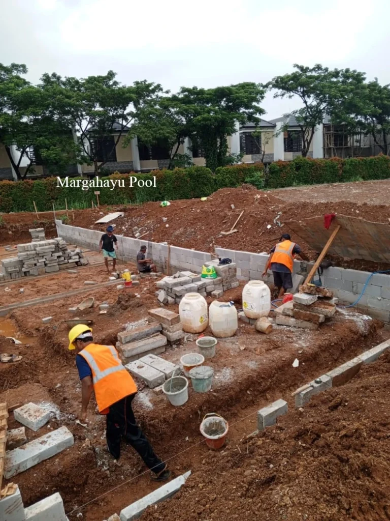 Menggali Kolam Renang Impian: Manual vs. Mesin