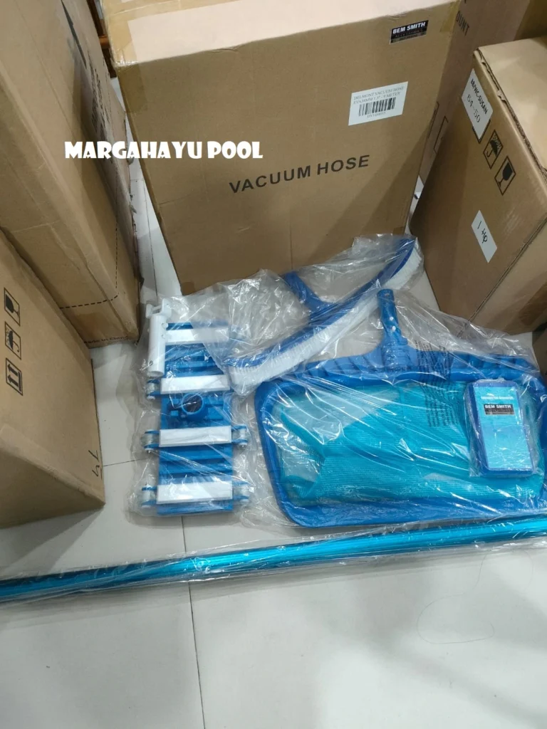 Cara Menyikat Kolam Renang Yang Baik dan Benar