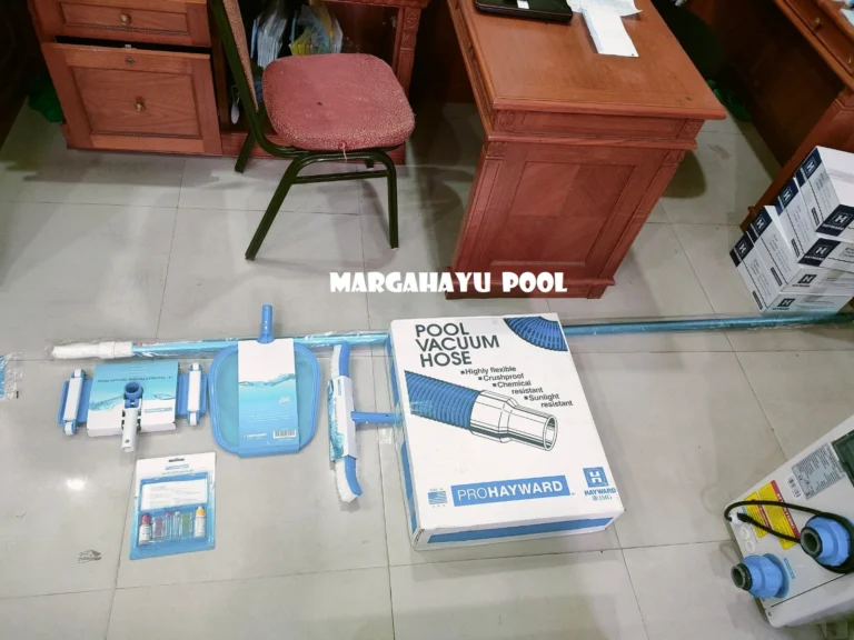 Peralatan kebersihan kolam renang