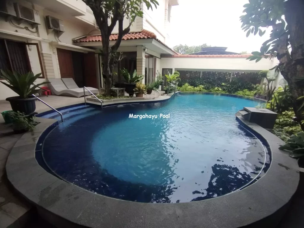 perawatan kolam renang profesional